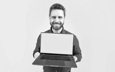 Mutlu olgun iş adamı sunar. Bilgisayar, fotokopi alanı için yeşil ekranını, ürün önerisini gösterir..