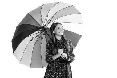 Sonbahar sezonu. Yağmurlu hava tahmini. Okula dönüyorum. Sonbahar moda aksesuarı. Şık bir genç kız. Gülümseyen çocuk renkli güneş şemsiyesi tut. Gökkuşağı şemsiyeli çocuk beyaza izole edilmiş.