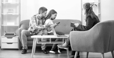 Kişiler arası ilişkiler. Yaşam koçu. Telefon bağımlılığı. Baba ve çocuk psikolog seansında. Aile terapisi. Veli toplantısı. Ebeveynlik ve babalık. Çocuk ve babası sosyal hizmet görevlisiyle konuşuyorlar..