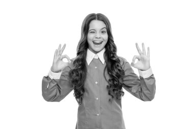 Kıvırcık saçlı göz kırpan çocuk. Güzellik ve moda. Kadın manken. Genç bir kızın güzel görünüşü. Beyaz arka planda izole edilmiş mutlu çocuk portresi. Olumlu duygularını ifade et. yüz derisi.