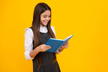 Okula dönelim. Kitaplı liseli bir kızın portresi. Çocuk okulu ve eğitim konsepti. Öğrenci kız.