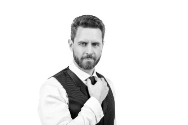 Beyaz arka planda izole edilmiş, resmi giyinmiş, gülümseyen, tıraşsız, olgun bir adamın portresi..