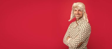 Kışın sıcacık şapkalı adam portresi, fotokopi alanı olan pankart. Erkek kış modası. Erkek güzelliği. Olgun erkek portresi. Kulaklıklı, gülümseyen adam.