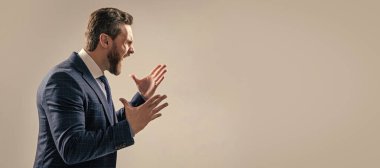 Üzücü bir deneyim. İnsan yüzü portresi, fotokopi alanı olan pankart. Takım elbiseli bir iş adamı, izole bir stüdyo geçmişi var. Kızgın patron geniş bir hareket yaparak çığlık atıyor. Profesyonel bir adam öfkeyle bağırıyor.