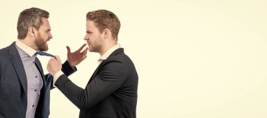 İnsan yüzü portresi, fotokopi alanı olan pankart. Liderlik mücadelesi veren iş adamlarının iş rekabeti ve anlaşmazlıkları var