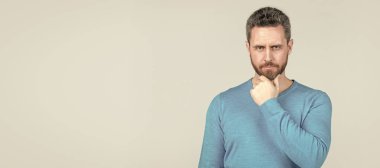 İnsan yüzü portresi, fotokopi alanı olan pankart. Benim tarzım. Erkek modası. Tıraşsız, kıllı ve bıyıklı adam. Kendine güvenen olgun adam