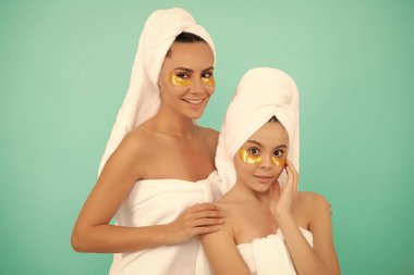 Anne ve kızının göz altı bandıyla kaplıcaları.