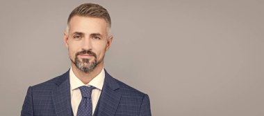 İnsan yüzü portresi, fotokopi alanı olan pankart. İş başarısı. Takım elbiseli başarılı bir adam.