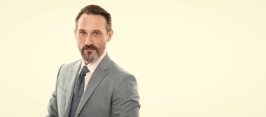 İnsan yüzü portresi, fotokopi alanı olan pankart. Hazır ol. Takım elbiseli başarılı bir adam. Girişimci ya da yönetici. erkek resmi moda