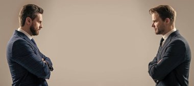 İnsan yüzü portresi, fotokopi alanı olan pankart. İki kızgın işadamı karşı karşıya. Liderlik ve iş rekabeti için mücadele ediyorlar.