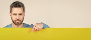 İnsan yüzü portresi, fotokopi alanı olan pankart. Pazarlama tasarımın için. Kağıt pankartıyla sakallı adam. adam duyuru yapıyor