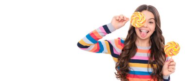 Yüz ifadeleri. Mutlu kız lolipopu beyazın üzerinde izole halde tutuyor. Lolipop çocuk. Renkli süveter giyen çocuk lolipopu tutuyor. Çubukta şeker. Şekerci. çocukluk. Genç diş bakımı. Tatlı düşkünü. Lezzetli.