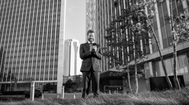 Erkek blogcu akıllı telefon kullanıyor. Profesyonel CEO online çalışıyor. Daktilo ve mesaj. SMS ve anlık mesajlaşma. Mutlu iş adamı sohbeti. Çevik iş blogları. modern iletişim teknolojisi.