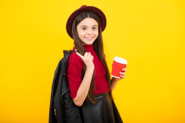 Bir fincan kapuçino ya da çay getiren liseli kız. Plastik bardaklı çocuk, sabah içeceği kakao içeceği. Mutlu ergen portresi. Gülümseyen kız