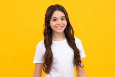 Tecrit edilmiş genç ve tatlı bir kız. Güzel bir çocuğun stüdyo portresi. Mutlu ergen, pozitif ve gülümseyen genç kız duyguları