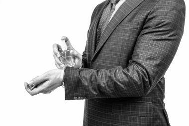 Özel bir güne taze enerji getirmek için resmi kıyafetlerle eşleşin. Kesik gözlü adam bileğine parfüm sür. Kokuyu test ediyorum. Kişisel bakım ürünleri uygulanıyor. Erkek parfümü. Erkek deodorantı. Koku ve bakım