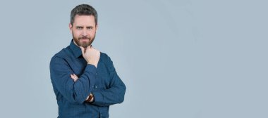 Tarzından taviz vermeden. Orta yaşlı bir adam sakallı çeneye dokunuyor. Sıradan bir tarzı var. İnsan yüzü portresi, kopyalama alanı olan pankart