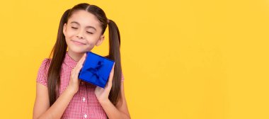 Çocuk tatil için hazırlanıyor. Hediye kutusu olan hayalperest çocuk. Doğum günün kutlu olsun. Ona sürpriz yapacağım. Yetenekli çocuk, yatay poster. Kopyalama alanı olan başlık