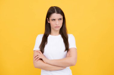 Düşünen genç bir kadının portresi, boş bir boşluğa bakıyor. Stüdyoda başka yöne bakan düşünceli ciddi bir model. Kız seçiminin sorunları çözeceğini düşündü.