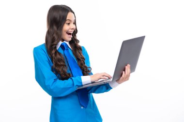 İzole edilmiş stüdyo geçmişine sahip dizüstü bilgisayarı olan öğrenci kız. Çevrimiçi webinar video, laptop, elearning ders, pc bilgisayar çağrısı