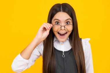 Heyecanlı bir yüz, neşeli genç bir kız. Stüdyo arka planında gözlük takan genç bir çocuk. Gözlüklü tatlı kız.