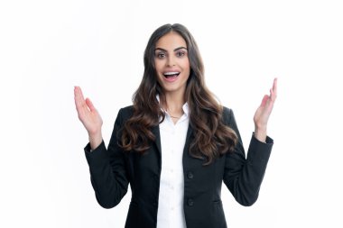 Kadın fotokopi alanını işaret ediyor, kopyalama alanını gösteriyor. Promosyon, reklam içerikli jest gösteren kız, elle tavsiye edilen ürünü işaret ediyor. Beyaz arkaplan