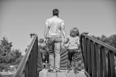 Bekar baba küçük çocuğu arka plan ve çocukluk dışında yönlendiriyor..