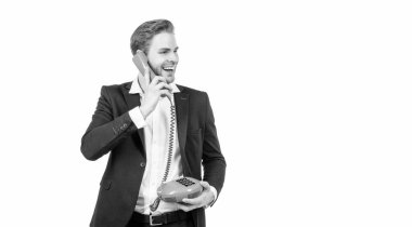 Takım elbiseli mutlu profesyonel adam, beyaz fotokopi odasında izole edilmiş, telefon görüşmesi yapıyor..