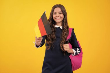 Almanya 'da eğitim ve öğrenim, Avrupa' da eğitim. Deutschland, Alman bayrağı. Liseli kız Almanya bayrağı taşıyor, Almanya 'da okuyor. Genç kız öğrenci.