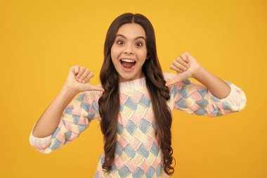 Heyecanlı çocuk suratı. Şaşırtıcı bir ifade, neşeli ve mutlu. Duygusal olarak pozitif genç bir kızın şaşkınlık içinde haykırışları ya da şaşkınlık içinde şaşkınlıkla haykırışı.