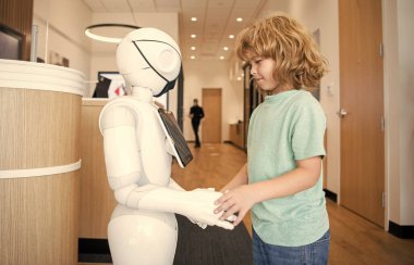 çocuk robotla yenilikçi teknoloji ve iletişim olarak etkileşim içinde.