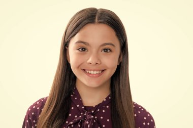 Mutlu gülümseyen genç bir kızın portresi. Genç kız yüzünün yakın plan portresi. Sevimli bir gencin portresi. Stüdyo çekimi, izole edilmiş arkaplan