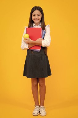 Okula dönelim. Sırt çantalı ve apoletli bir sürü liseli kız öğrenmeye hazır. Okul çantalı çocuklar izole sarı stüdyo geçmişine sahipler.