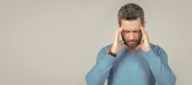 İnsan yüzü portresi, fotokopi alanı olan pankart. Sakallı olgun bir adamın heacache 'si vardır ya da gri arka plan ve konsantrasyon üzerinde yoğunlaşır.