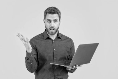 Bilgisayarda çalışan sakallı, yakışıklı, olgun bir iş adamı. İş sorunu..