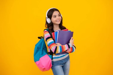 Okula dönelim. Sırt çantalı ve apoletli bir sürü liseli kız öğrenmeye hazır. Okul çantalı çocuklar izole edilmiş sarı stüdyo geçmişine sahipler. Mutlu genç, pozitif ve gülümsüyor.