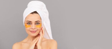 Göz bandı. Güzel bir kadın, izole edilmiş bir yüz portresi, taklit alanı olan bir afiş. Tapmalarını sağla. Kaplıcada güzel bir gün. Altın anti-yorgunluk maskesi takıyorum. Kız göz torbalarını küçültür