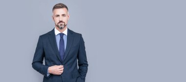 İnsan yüzü portresi, fotokopi alanı olan pankart. Tam oturdu. Boz saçlı patron. Formalite icabı kendine güvenen iş adamı. iş başarısı