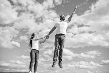 Kızım babasını kucağında tutuyor ve gökyüzüne atlıyor..