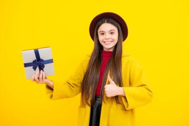 Mutlu ergen portresi. Duygusal ergen çocuk doğum gününde hediye. Komik kız elinde hediye kutularıyla yeni yılı ya da Noel 'i kutluyor. Gülümseyen kız