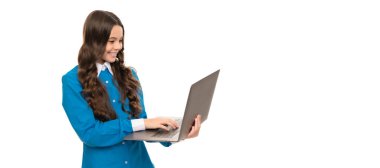 Video dersindeki çocuk. Genç kız blog yazmak için dizüstü bilgisayar kullanıyor. Çevrimiçi eğitimde webinar. Okula dönüyorum. Modern iletişim. e-postayı kontrol et Mutlu çocuk çalışmaları internetten. Bilgisayarda okul günlüğü yazılıyor.