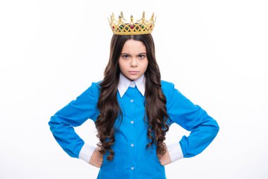 Altın taç takan küçük kraliçe. Tacını tutan genç kız prenses. Balo partisi, çocukluk konsepti