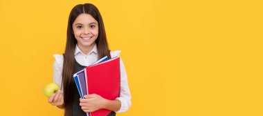 Bilgi lezzetlidir. Mutlu okul çocuğu elma ve kitap tutuyor. Bilgi toplama günü. Öğrenci pankartı. Kopya alanı olan öğrenci portresi