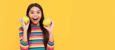 Mutlu çocuk sağlıklı dişler için elma tutar sarı arka plan, gülümse. Elmalı çocuk portresi, yatay poster. Kopyalama alanı olan başlık