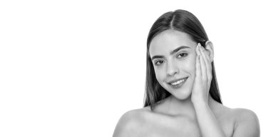 Mutlu genç kız pürüzsüz yüze dokunuyor beyaz arka planda izole edilmiş cilt fotokopi alanı, ten.