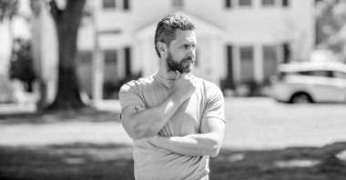 Gerçekten olgun bir emlakçı. Evin dışında duruyor, borsacı..