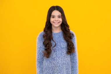 Mutlu ergen, pozitif ve gülümseyen genç kız duyguları. Ergenlik çağındaki tatlı bir kız vesikalığı. İzole edilmiş arka planda çocuk portresi. Güzel ergen yüzü