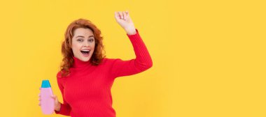 Güzellik ürünü. Günlük alışkanlıklar ve kişisel bakım. Kızıl saçlı kadın kozmetik ürünleri sunuyor.