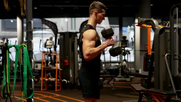 Bodybuilder Τύπος Κάνει Dumbbell Δικέφαλους Τρικέφαλους Ασκήσεις Χεριών Στο Γυμναστήριο — Αρχείο Βίντεο