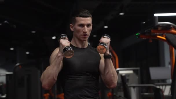 Atletische Man Doet Halter Boksen Workout Fitnessruimte Atleten Trainen Met — Stockvideo